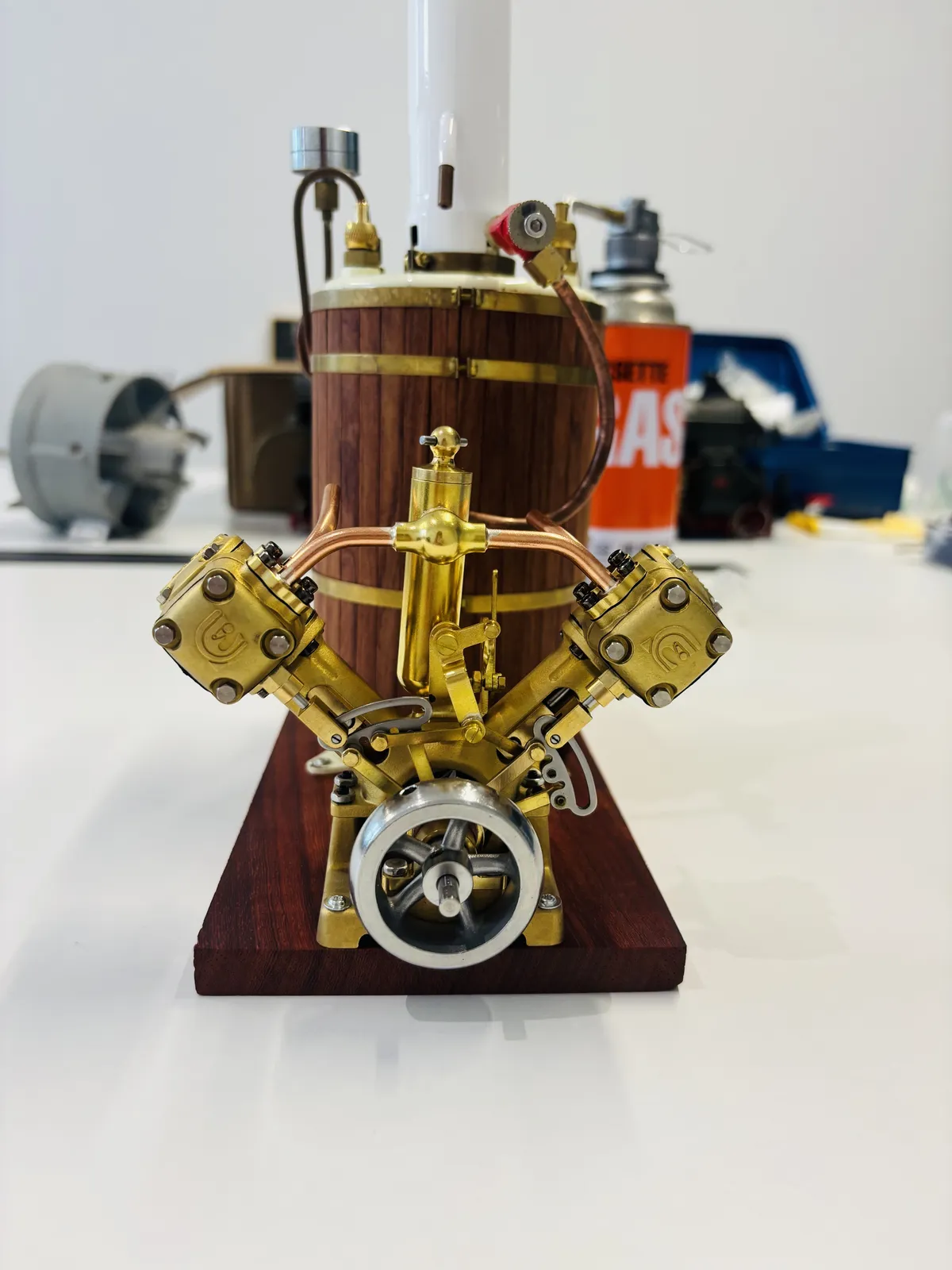 V2 model steam engine — view 7