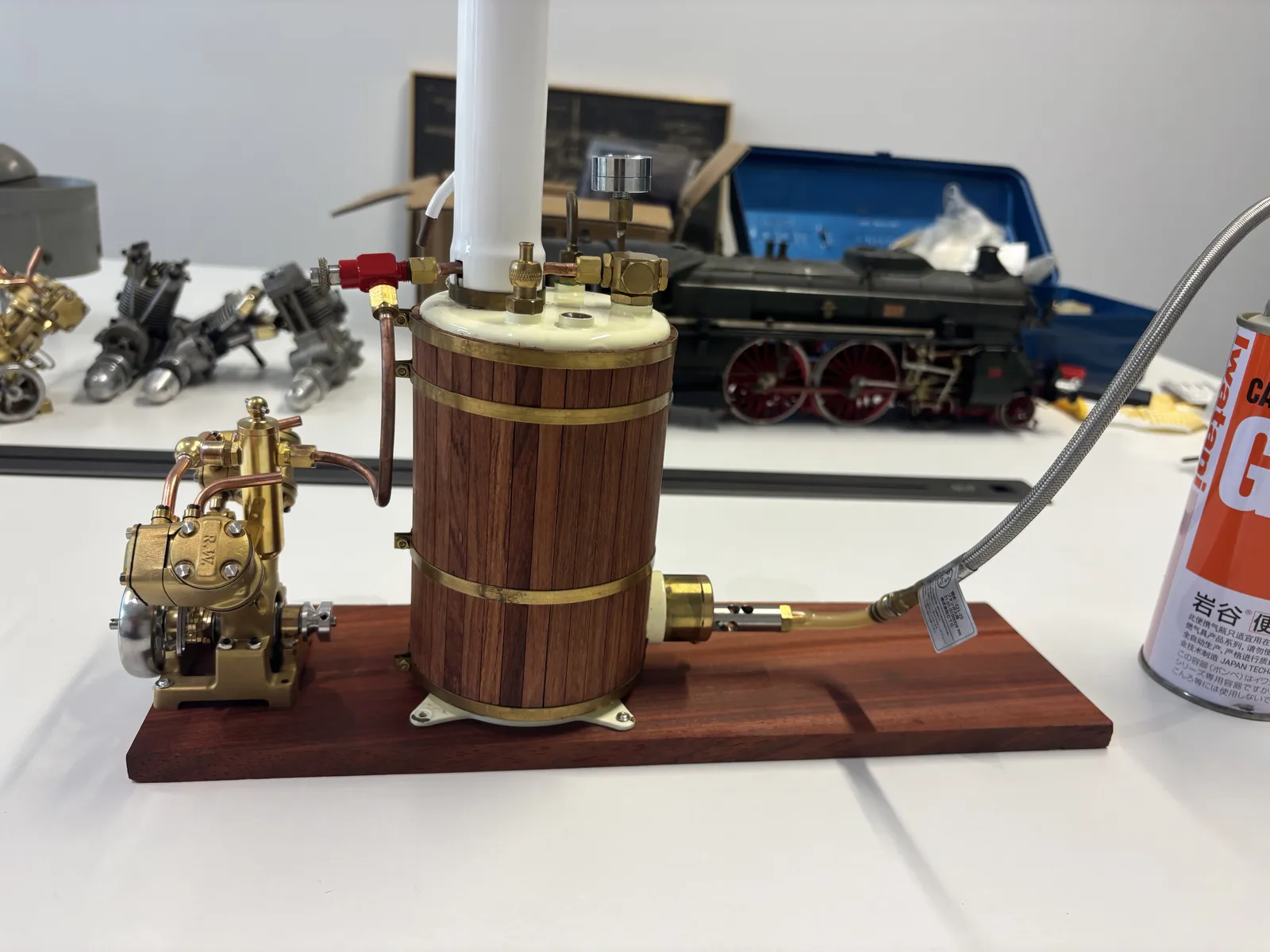 V2 model steam engine — view 8