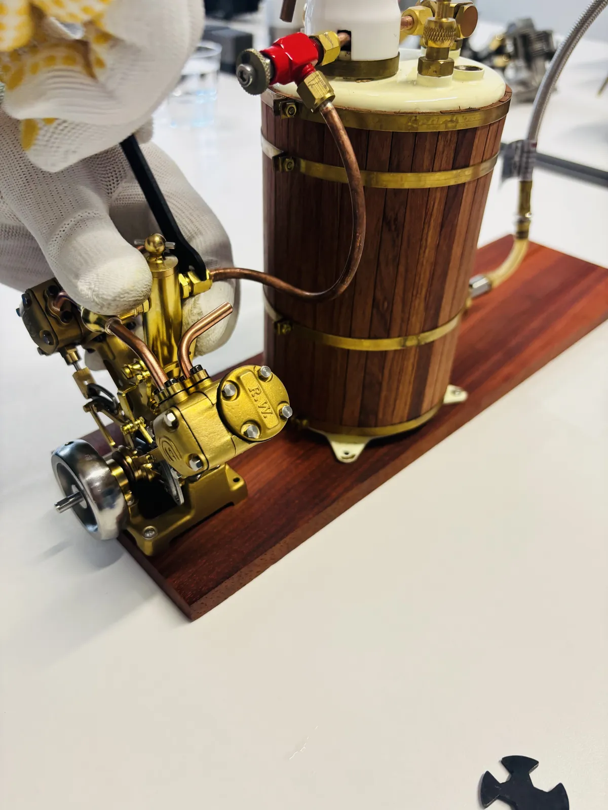 V2 model steam engine — view 9