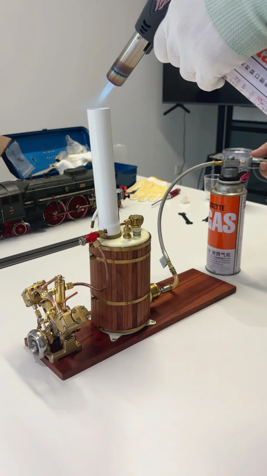 V2 model steam engine — view 10