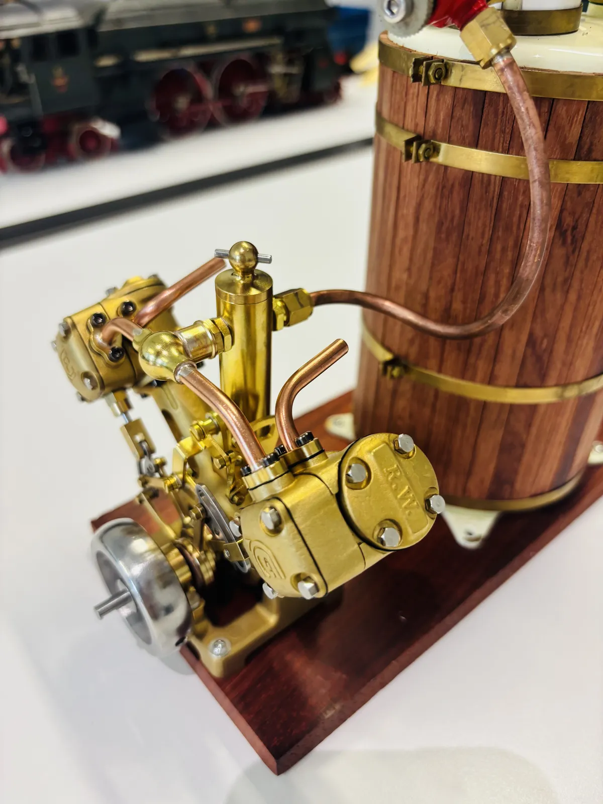 V2 model steam engine — view 11