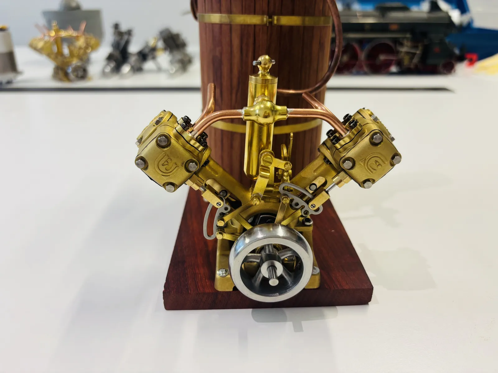 V2 model steam engine — view 12