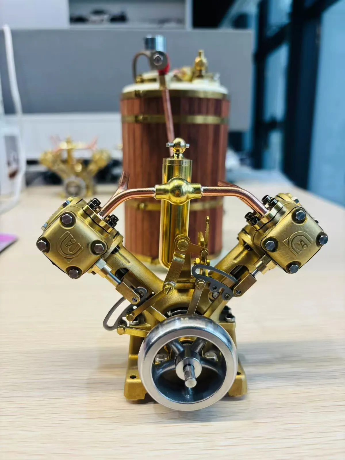 V2 model steam engine — view 14