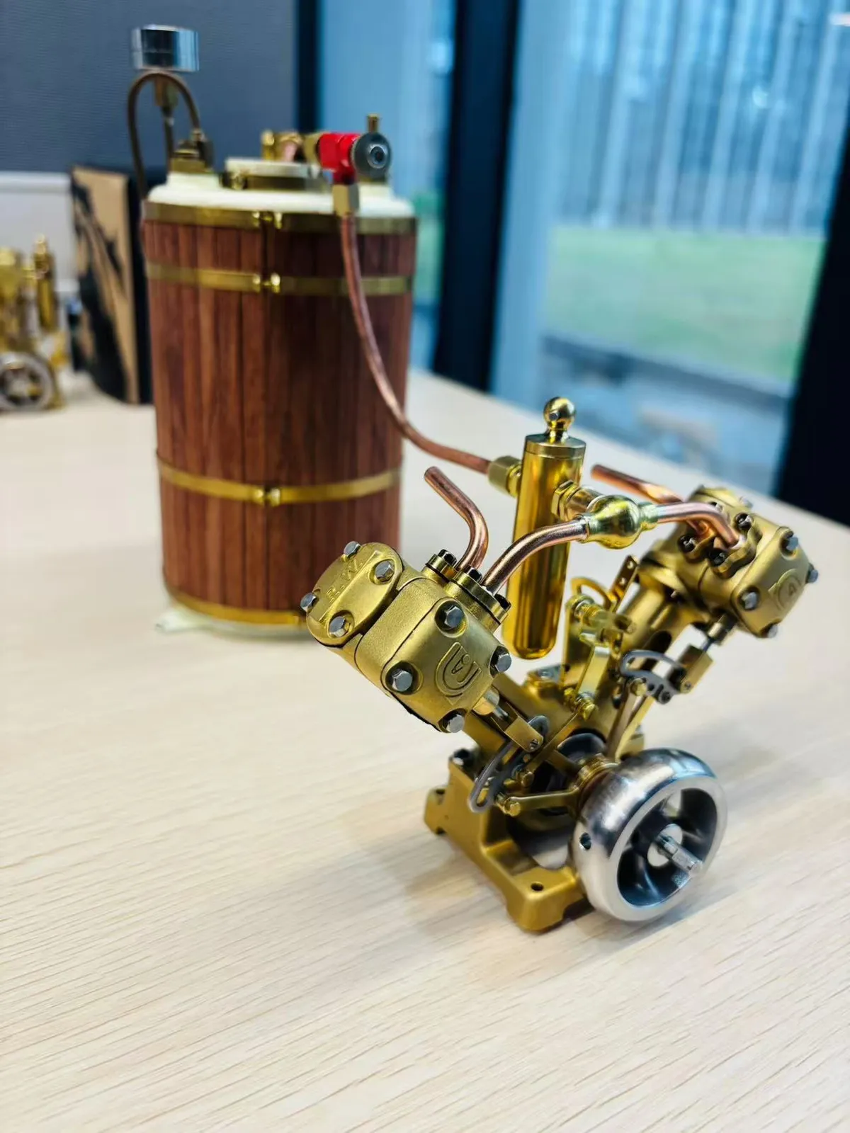 V2 model steam engine — view 15