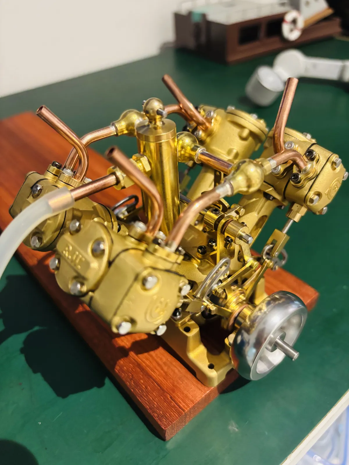 V4 model steam engine — view 8