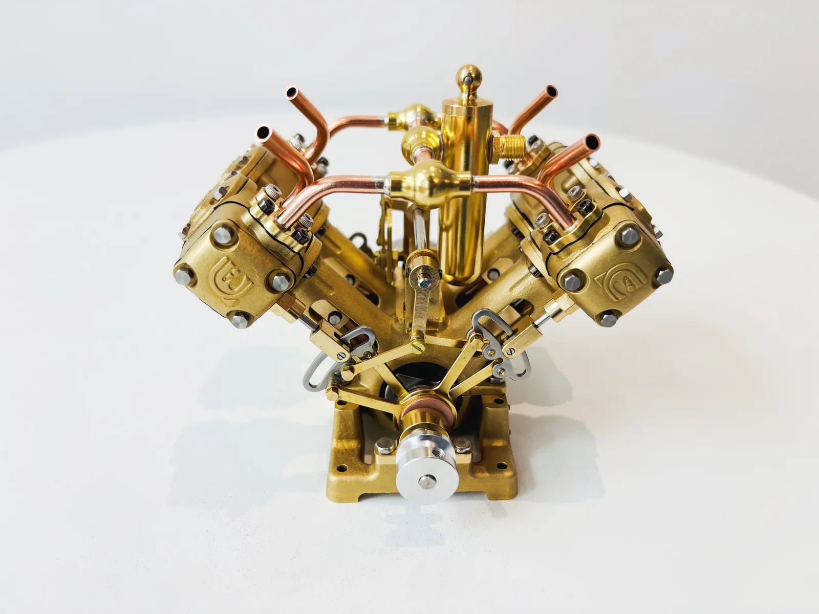 V4 model steam engine — view 18